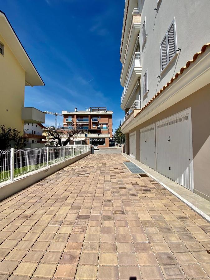 Appartamento Al Mare Con Giardino, Spiaggia E Piscina Alba Adriatica Exterior foto