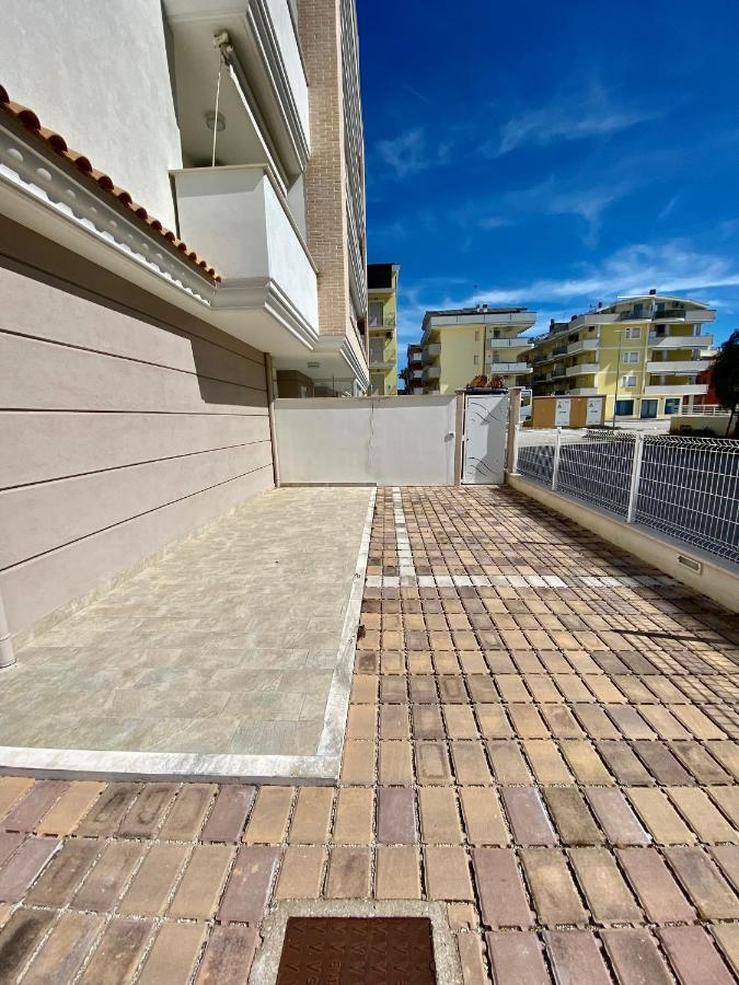 Appartamento Al Mare Con Giardino, Spiaggia E Piscina Alba Adriatica Exterior foto