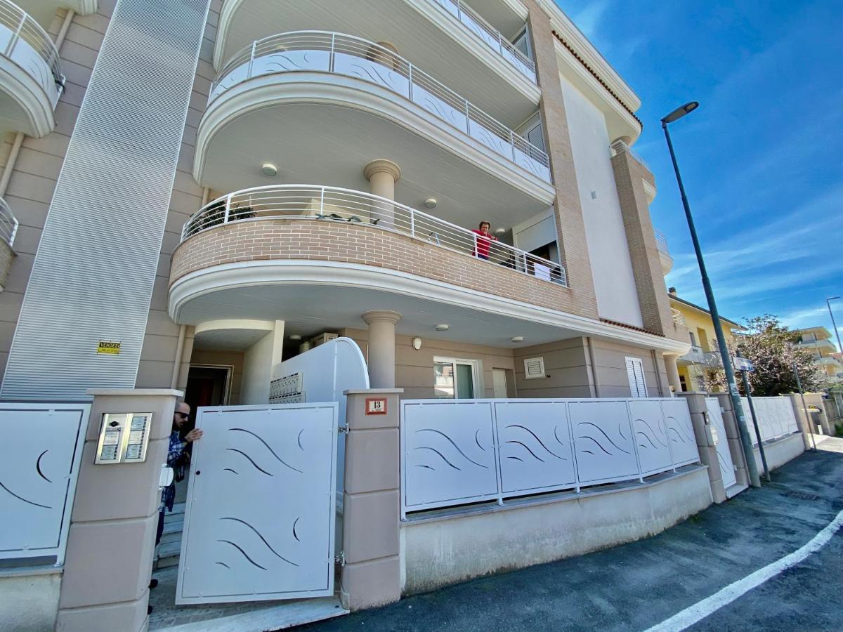 Appartamento Al Mare Con Giardino, Spiaggia E Piscina Alba Adriatica Exterior foto